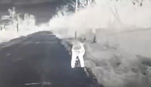 Украинский дрон попал оккупанту в зад посреди дороги. ВИДЕО