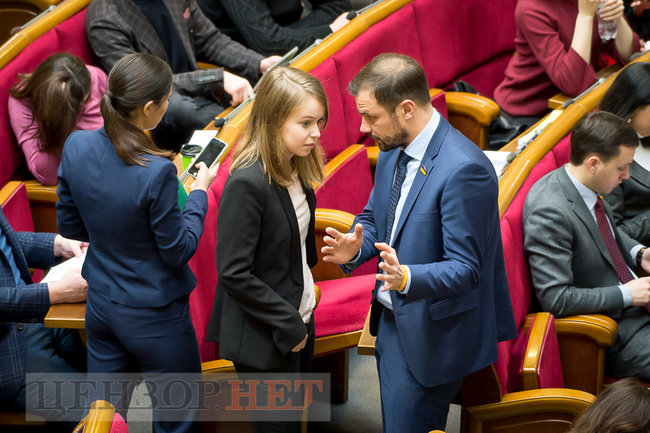 Обнимающая Потураева Янченко, слуга народа Салийчук просит помощника составлять базу обещаний, Галайчуку советуют отменить корпоратив, - день работы ВР 18 декабря 03