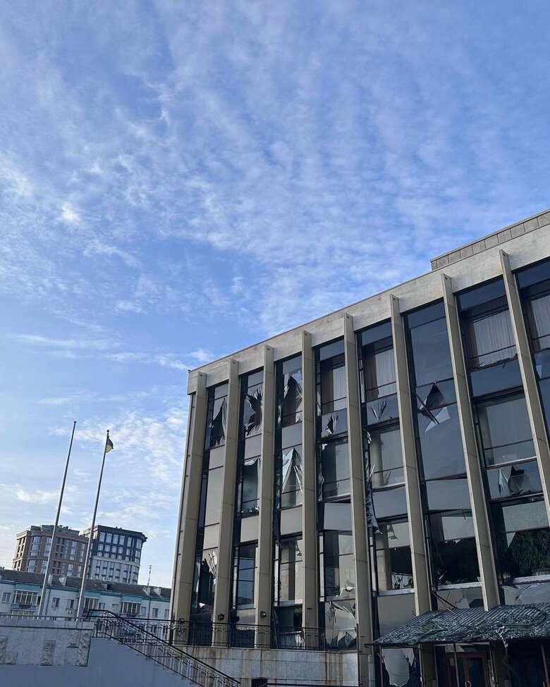 Россияне обстреляли гостиницу в Киеве. Поврежден дворец Украина 01
