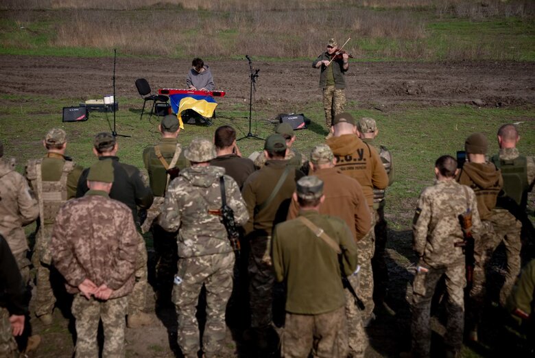 Парамедик і скрипаль Мойсей Бондаренко: Музика на війні додає сил, виступає терапевтом, дає можливість подумати про щось своє, розслабитись 04