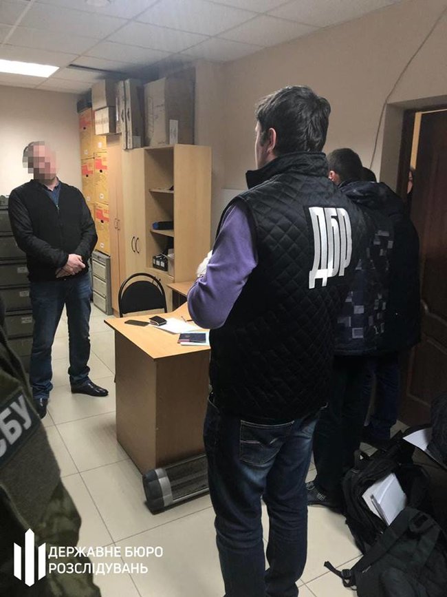 Чиновник Госмиграции задержан в Черновцах на взятке 7,8 тыс. грн за ускоренное оформление загранпаспорта, - ГБР 01