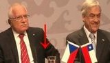 Чешский президент замечен на воровстве. Во время визита в Чили украл протокольную ручку. ВИДЕО.