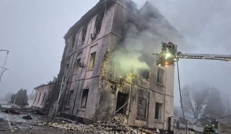 Ворог вночі атакував залізничну інфраструктуру у трьох областях: поїзди змінюють маршрут та рухаються з затримками, - "Укрзалізниця". ФОТО