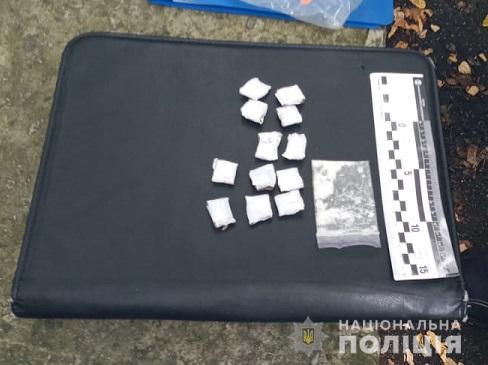В центре Киева спецназовцы задержали мужчину с расфасованными синтетическими наркотиками 02