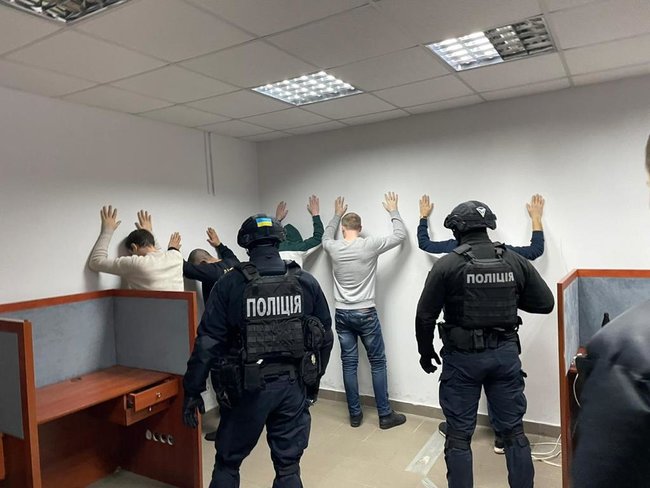 Создавали порнофото должников и угрожали физической расправой: киберполицейские разоблачили группу коллекторов-шантажистов 01