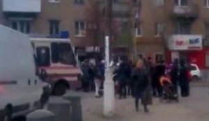Food Riot in Terrorists-Controlled Torez: Residents Blocked Main Street of the City. VIDEO