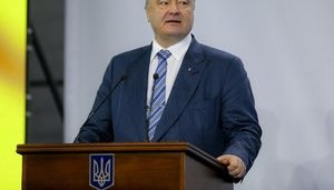 Зараз лечу на фронт, щоб відвідати наших добровольців, - Порошенко