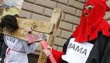 Безграмотная московская "росмолодежь" устроила цирк под посольством США. ФОТО