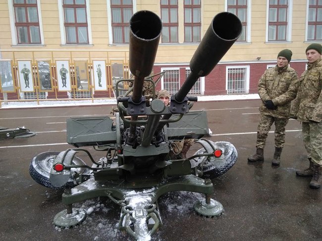 Демонстрація зброї та бронетехніки відбувається в Академії сухопутних військ ім. Сагайдачного у Львові 03