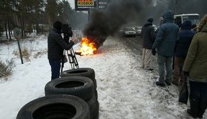 Protesters block entrances to Kyiv, burn tires. PHOTOS