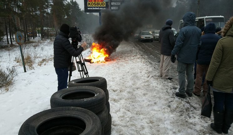 Protesters block entrances to Kyiv, burn tires. PHOTOS