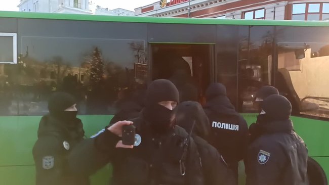 У Києві спробували провести акцію протесту проти насильства з боку правих екстремістів: мітингувальників затримала поліція за порушення локдауну 12