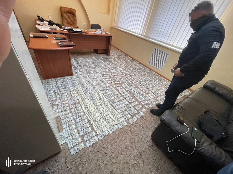 Чиновники Держагентства лісових ресурсів та поліцейські на Тернопільщині встановили лісгоспам щомісячну таксу на роботу в розмірі $1,5 тис., - ДБР 06