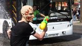 Мужики на "крутом" джипе остановили водяную баталию в центре Харькова. ФОТОрепортаж
