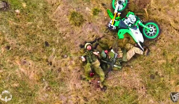Russian invader writhes in field after losing his leg. VIDEO