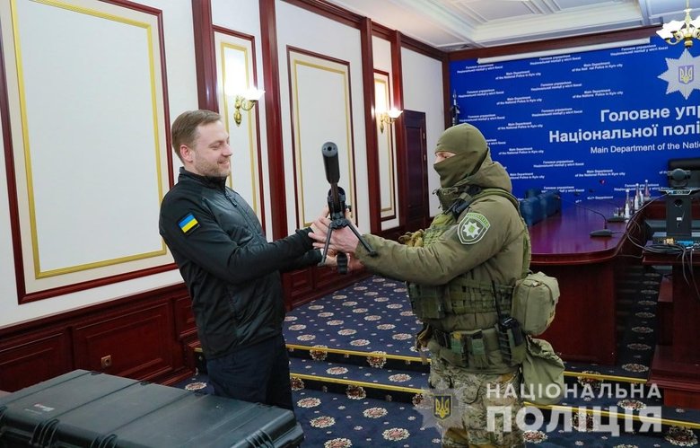 Монастырский наградил бойца столичного КОРДа снайперской винтовкой 01