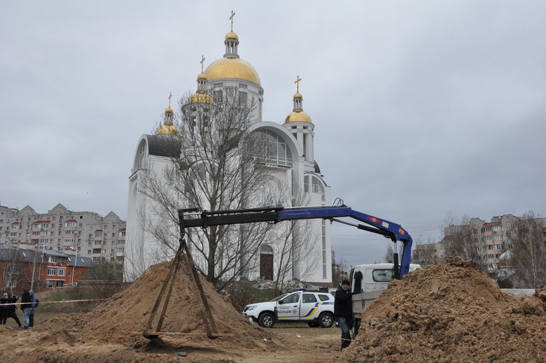 В Бучі ексгумують з братської могили тіла вбитих росіянами мирних жителів: Майже всі з вогнепальними пораненнями, деякі із завязаними руками та ногами 05