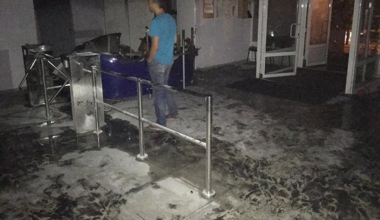 "Потоки воды, черный потолок и жуткий запах", - Бочкала опубликовал фото ньюз-рума "Интера" после поджога. ФОТОрепортаж