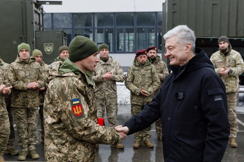 Порошенко передав партію техніки захисникам на передову