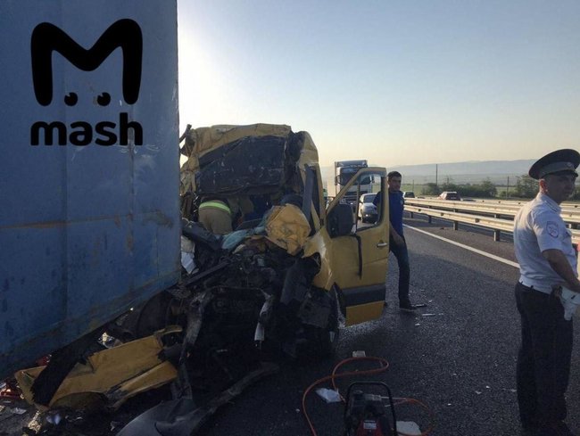 Микроавтобус въехал в КАМАЗ в оккупированном Крыму: погибли восемь человек 03 Микроавтобус въехал в КАМАЗ в оккупированном Крыму: погибли восемь человек 03