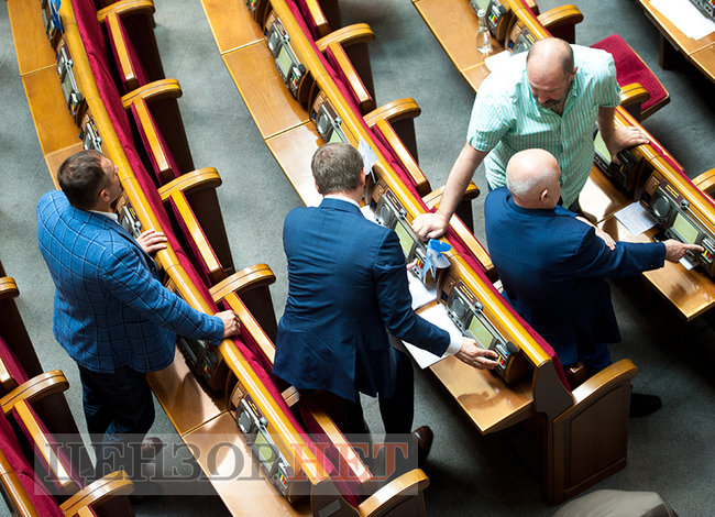 Шахов, що голосує за чотирьох, Ляшко в касці і розмова Новинського з Воропаєвим, - день роботи ВР 20 червня 12