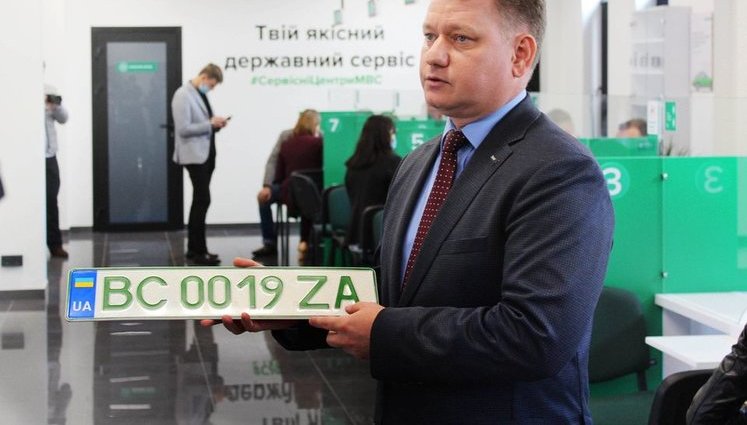 Сервісні центри МВС почали видачу "зелених" номерних знаків. ФОТОрепортаж