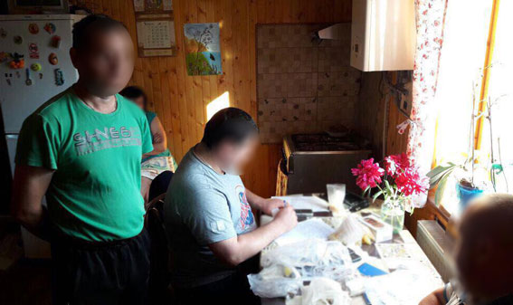 У Рівненській області поліція викрила угруповання, члени якого займалися незаконним видобутком бурштину 18