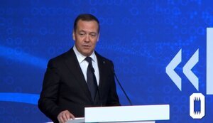 Медведев пообещал российской молодежи "нескучное будущее": "Когда я окончил школу, был Афганистан – серьезное испытание". ВИДЕО