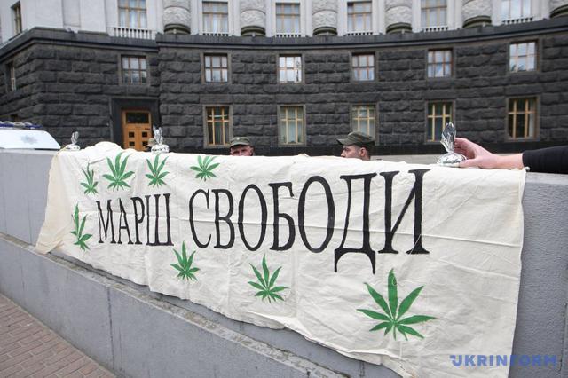 200 людей під Кабміном вимагали легалізувати марихуану 01