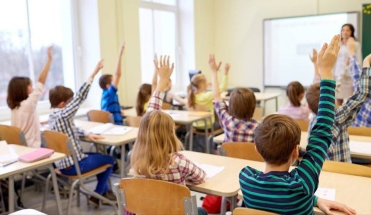 Металодетектори та відеоспостереження: в українських школах запроваджують нові правила безпеки