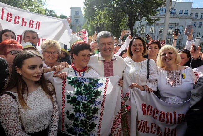 Порошенко і Гройсман привітали українців із Днем вишиванки 01