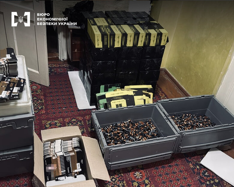 На Київщині викрили масштабне підпільне виробництво батарейок відомого бренду