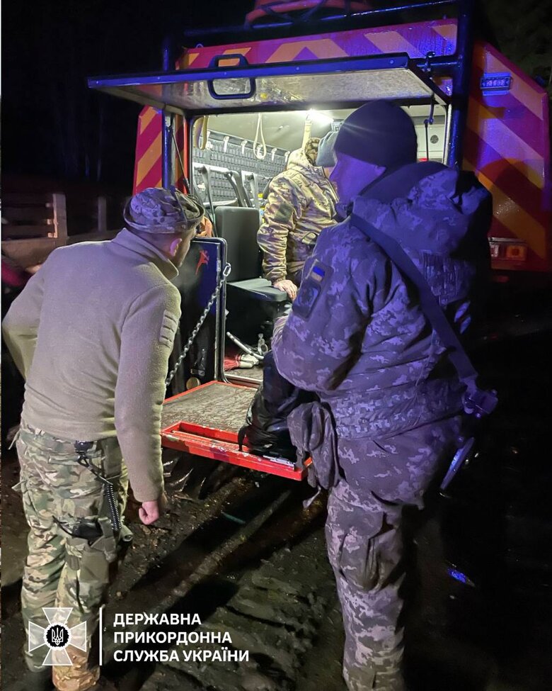 Пограничники спасли жителя Сумщины, который заблудился в горах