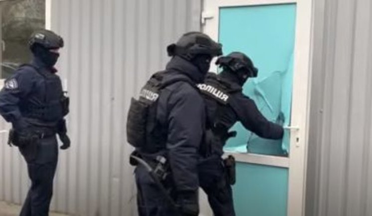 Двое мужчин продавали поддельные продукты в интернете, правообладателям нанесен ущерб более чем 3 млн грн, - киберполиция. ВИДЕО