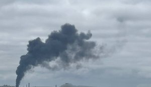 Ворог ударив дроном по Чернігову: влучання в АЗС, піднімається стовп диму