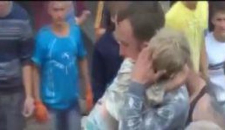 Маленького мальчика спасли из-под завалов дома, разрушенного террористами в Снежном. ВИДЕО