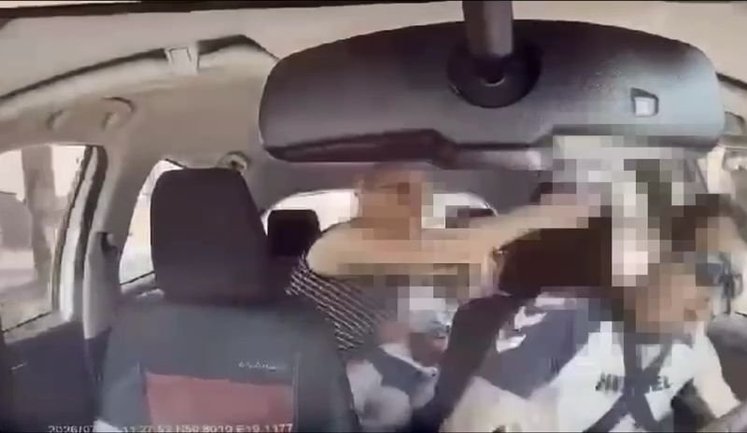 In Poland, woman, with child on her lap, struck Ukrainian taxi driver and called him "Ukrainian scumbag". VIDEO