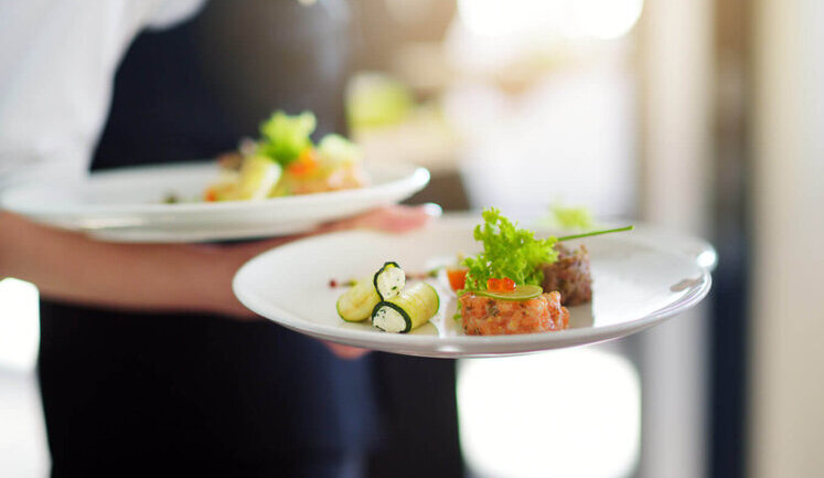 Українці значно рідше ходять у бари та ресторани: ціни ростуть, – дослідження