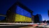 Здание Евросовета в сине-желтых цветах