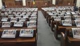 На місця нових депутатів у Раді розклали газети із зображеннями матерів, чиї діти загинули у боротьбі за незалежність України. ФОТОрепортаж