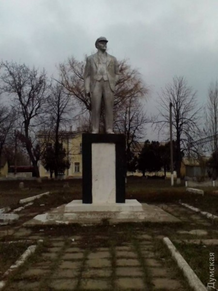 На Одещині невідомі знесли частину памятника Леніну 02 На Одещині невідомі знесли частину памятника Леніну 02
