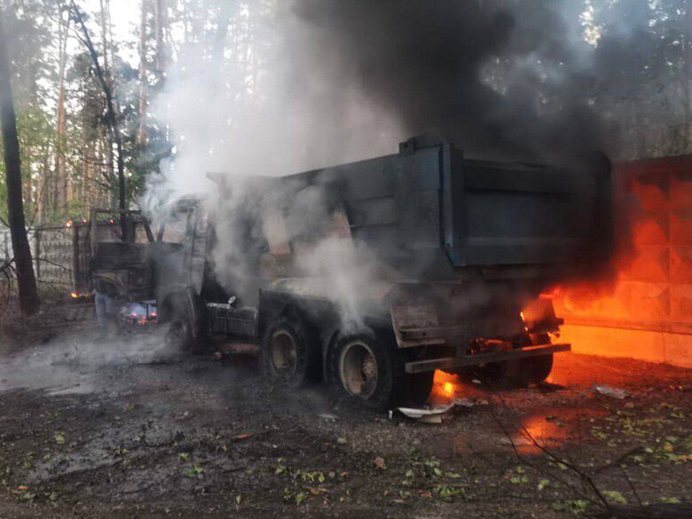 Наслідки ракетної атаки РФ на Київщину: Пошкоджено торговельні об’єкти, автомобілі, складські приміщення 01