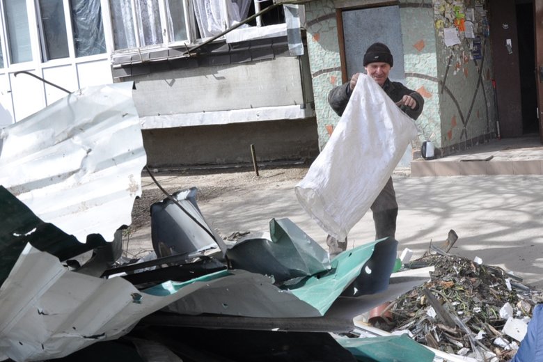 Розбомблені будинки, школа, бібліотека, вирви на дорогах та потрощені автомобілі: наслідки російської окупації в Макарові 63