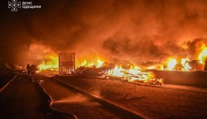 Є збиття балістики. Пошкоджено депо станції "Київ-Пасажирський", дата- та бізнес-центри і будинки, - Зеленський про нічну ворожу атаку. ФОТОрепортаж