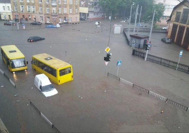 Сильна злива затопила Львів 07