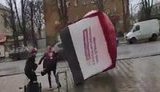 Негода в Україні: летючий агітнамет Порошенка і зламаний борд Тимошенко. ВІДЕО+ФОТО