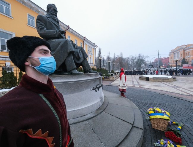 Ukraine leaders lay flowers at monument to Hrushevsky 03