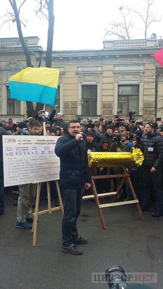 "Солодкої поїздки", - учасники Маршу національної гідності передали Порошенку "квиток" до Липецька і метрову "цукерку" 01 "Солодкої поїздки", - учасники Маршу національної гідності передали Порошенку "квиток" до Липецька і метрову "цукерку" 01
