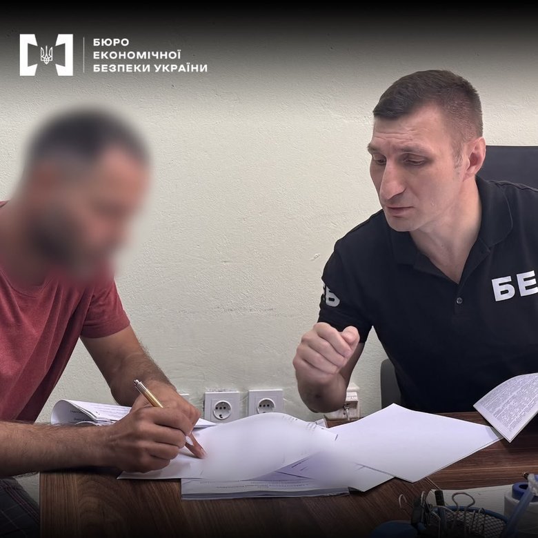 Громадянин Молдови намагався ввезти в Україну 360 тисяч пачок сигарет під виглядом полуниці