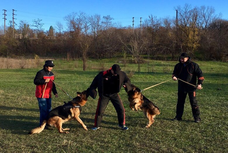 С моря их лупили с кораблей, с самолетов сбрасывали многотонные бомбы, кадыровцы расстреливали с танков, а дэнээровцы бегали там с автоматами. Но наши до последнего все равно выполняли боевые задачи, – мама защитника Мариуполя Степана Еременко 05